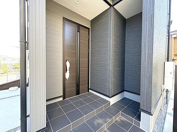 【玄関】【1号棟 】広々ゆとりの玄関エントランス・「電子キー」採用、荷物を持っての開施錠もラクラク!