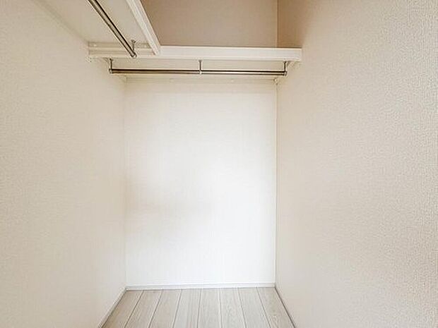 【WIC(ウォークインクローゼット)】たくさんの洋服をかけてもシワになりにくいウォークインクローゼット。洋服以外にも、普段使わない家電やスーツケース、ストック品など何でも片付く嬉しい空間です。