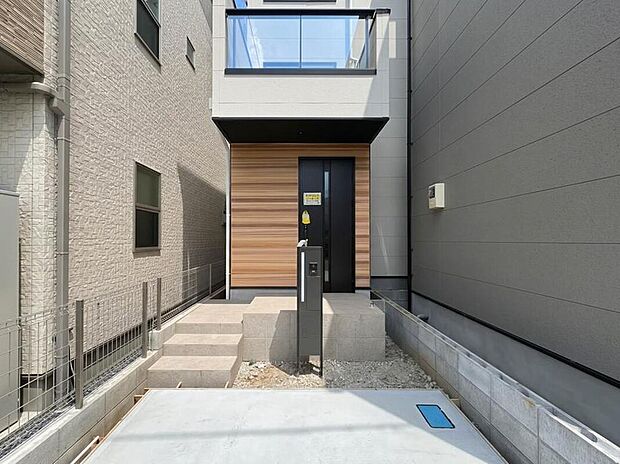 【玄関】家の顔となる玄関は、高いデザイン性が求められます。高級感と断熱性、防犯性に優れた玄関ドアを標準装備。ピッキング対策のセキュリティサムターン等、防犯に考慮しました。