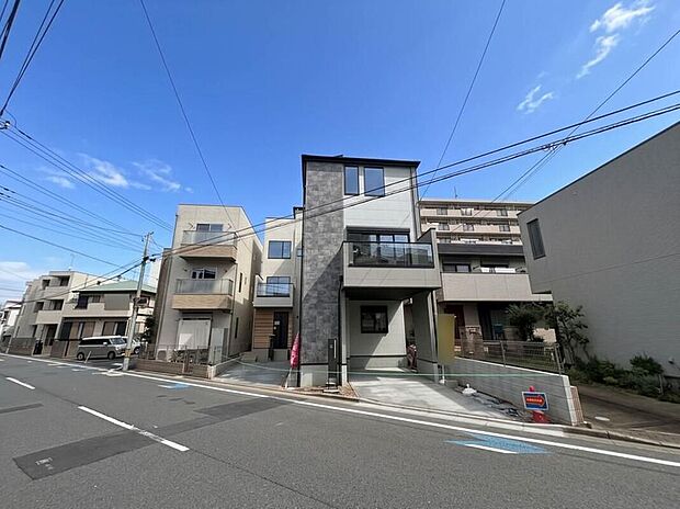 【現地外観写真】家族の温かさと陽光の暖かさ、楽しい毎日と明るい未来を予感させる「空間が織り成すひとつ先の住み心地」を演出します。