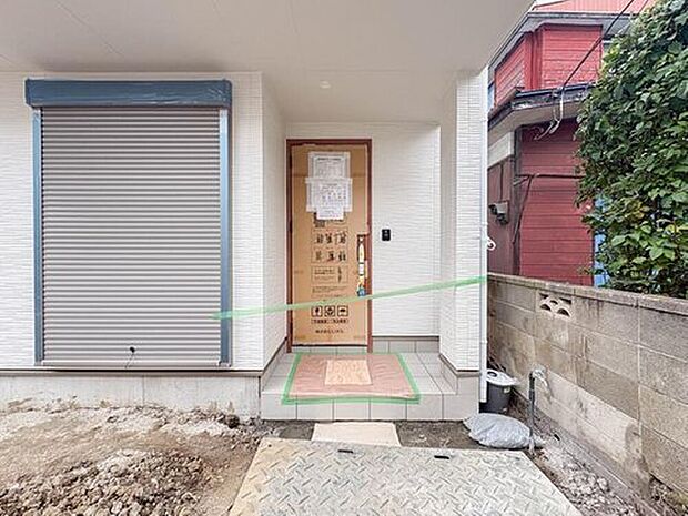 【【玄関】】家の顔となる玄関は、高いデザイン性が求められます。高級感と断熱性、防犯性に優れた玄関ドアを標準装備。ピッキング対策のセキュリティサムターン等、防犯に考慮しました。