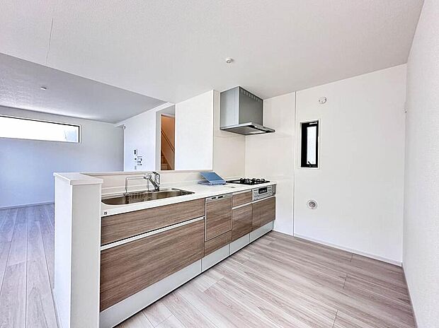 作業スペースを多くとったキッチン。夫婦そろってキッチンに立っても調理がしやすくゆとりある広さ。食器類もすっきりと片付く収納力が期待できます。家事をしながら会話も弾みます。