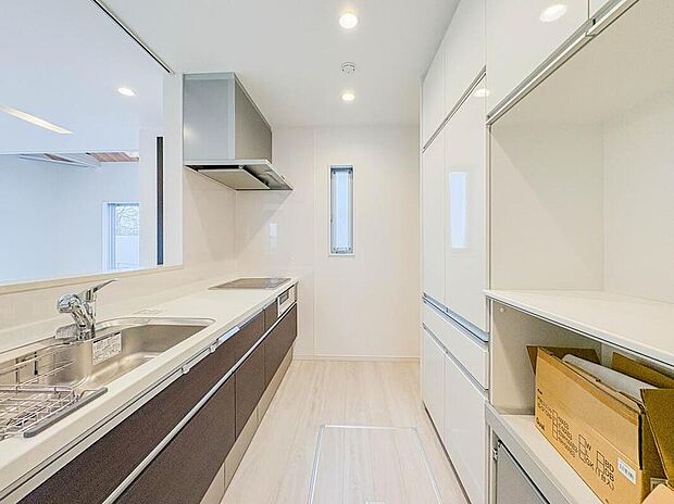 洗練されたカラーで統一されたキッチンは、ご家族を見守る事の出来る生活動線上に配置。皆が集まるLDKを見ながら振るう料理は、愛情と温もりが詰まった素敵なモノになりそうですね。