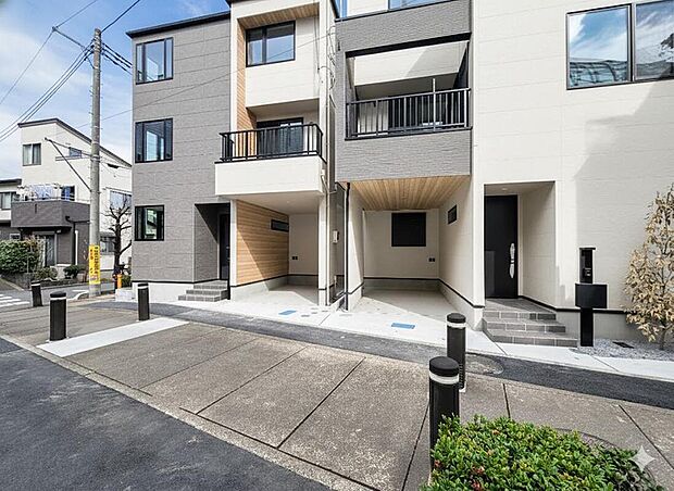 方角や時間帯の違いで日当たりがどう変化するか、周辺の道路や学校、お店や道路 の音など、家の中で静かに過ごせるかチェックできるのも、完成済みならでは。