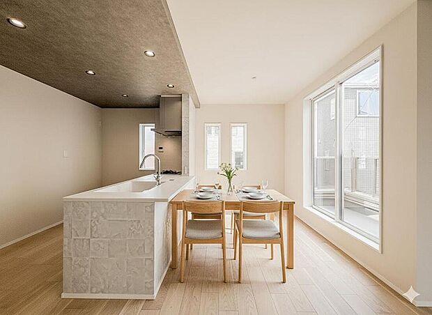 システムキッチンの収納は、デッドスペースになりやすいキャビネット内を有効活用できるよう作られております。また、シンクとカウンターは隙間なく接合され、お手入れ簡単です。