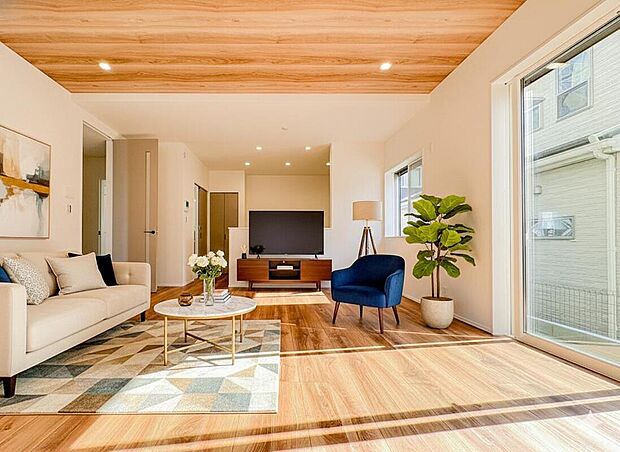 家具はCGです。
『LDKは家族だんらんをデザイン』。広いLDKでは家族が集まり一緒の時間がすごせる工夫がされております。何気ない一日の当たり前のひとコマがいつか一生の宝物になります。