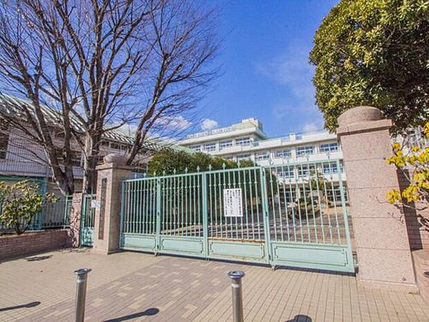 さいたま市立大久保小学校まで353m