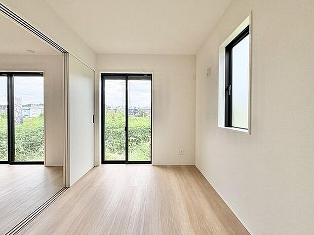 シンプルな室内は、明るい住空間を造り出すだけでなく、自身でカスタマイズする充実感をもたらしてくれます。