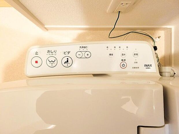 【シャワートイレ】日本を訪れた外国の方で「使ってみて驚いた」と仰る方の多い、ウォシュレット。おしりを優しく洗ってくれるだけではなく、パワー脱臭機能なども備え、快適な空間を創出する機能もございます。