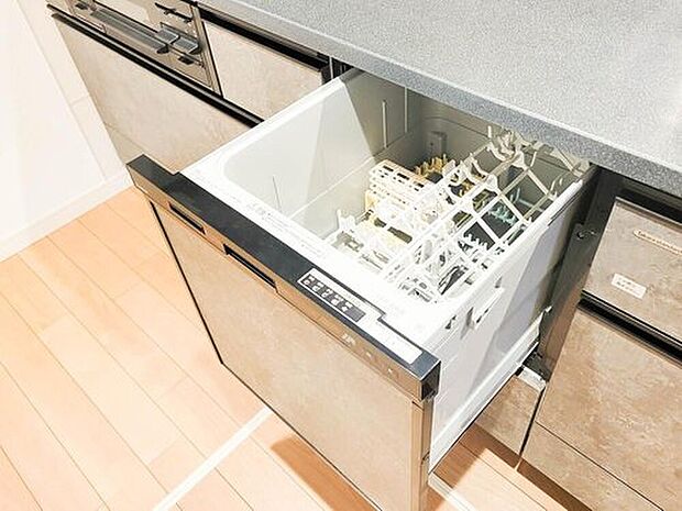 【ビルトインタイプ食器洗乾燥機】通常の手洗いでは使用出来ないほど高温のお湯や高圧水流を使うことにより汚れを効果的に落とすことができる。殺菌効果が非常に高く哺乳瓶などを使う家庭で需要が高く大変便利。