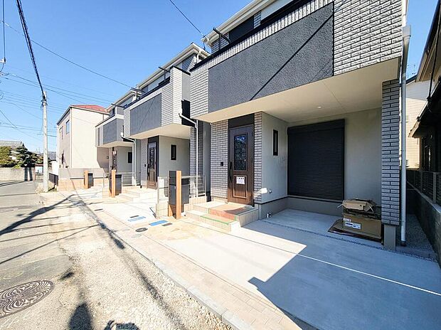 【現地外観写真】穏やかな風と陽光を導き、居住性を一段と心地よいものにしています。周辺環境とのコラボレーションにより明るく開放的な空間を演出しております。