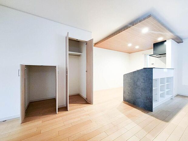 【リビング】明るく開放的な空間が広がる、キッチン・ダイニング・リビング。室内には豊かな陽光が注ぎ込み、爽やかな住空間を演出。ホームパーティーでもゲストと一緒に料理を楽しみながら楽しい時間を過ごせそう。