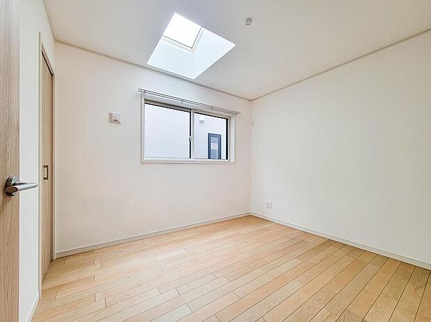 【リビング以外の居室】住まう方でカスタマイズしていただけるシンプルなデザインの内装。ご自身で素敵な空間を創り上げられます。