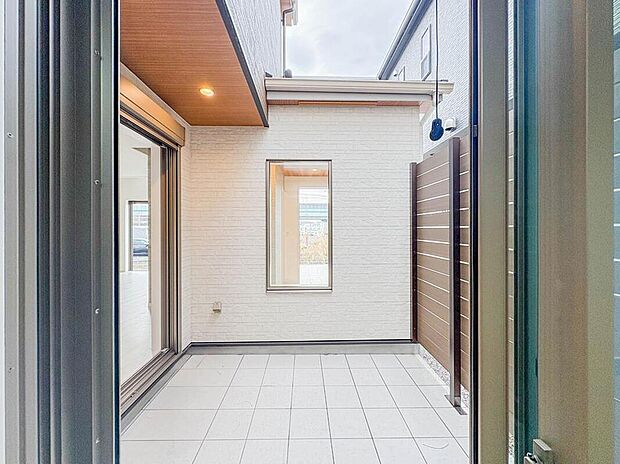 【庭】ここに住まわれる人にだけに許された専用のお庭、めまぐるしく過ぎ行く日々の中でゆったりとした休息と癒しを提供してくれる空の下のプライベート空間があります。