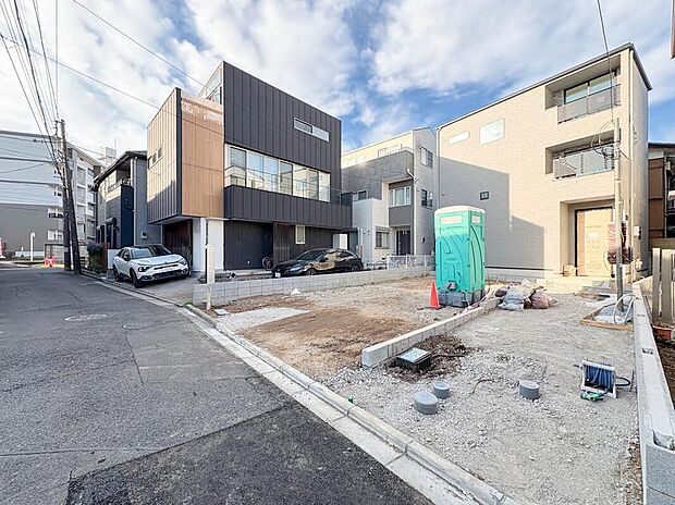 【前面道路含む現地写真】その邸が魅せる、気品・上質・重厚感・極細やかさ、そのすべては訪れた者に安らぎと品性を与える特別な空間です。ここに住むからこそ意味がある。すべての(始まり)をここから迎えます。