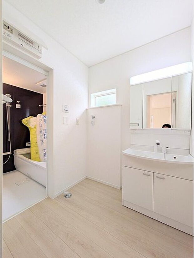 【洗面台・洗面所】洗面台として使いやすい形のボウル、スマートに収まる収納と充実しています。あわただしい朝の洗面タイムに心強い設備です。