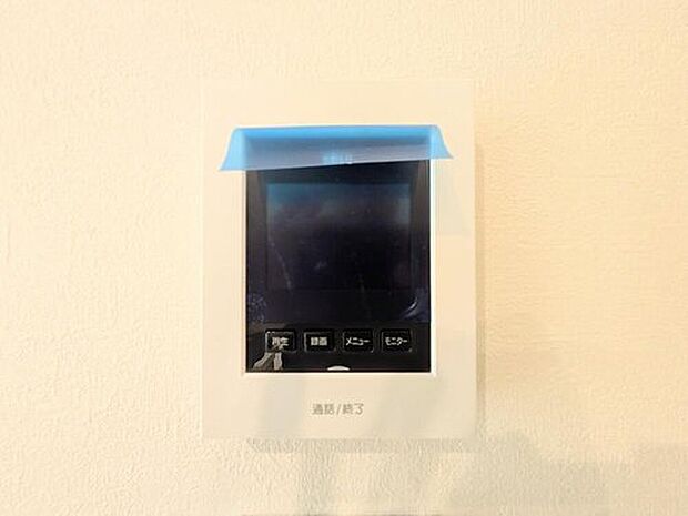 【モニター付きインターホン】「見える安心」をカタチにしました。誰が来てもわかる様にモニター付きインターホンを設置。家事導線を考慮した個所に設置し、防犯性と利便性に優れ快適と安らぎを合わせた優しい設計。