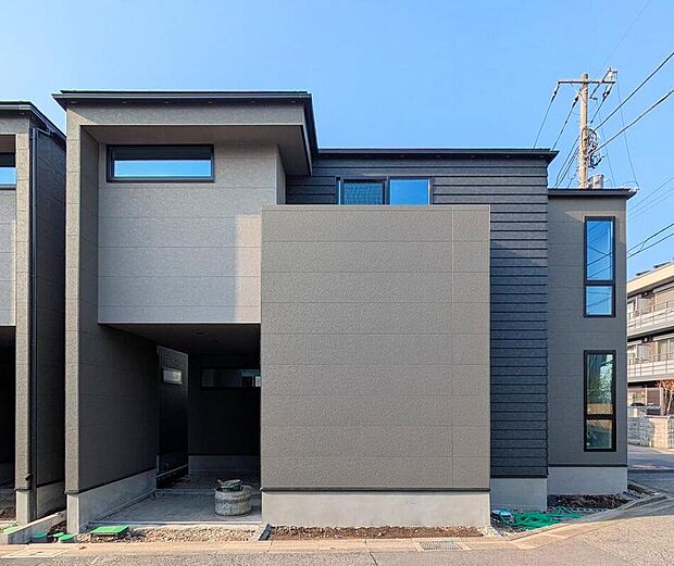 【駐車場】ファミリーカーの需要が多い中、駐車場を確保いたしました。お車のお手入れや洗車もし易く、快適に車をお使いいただけます。