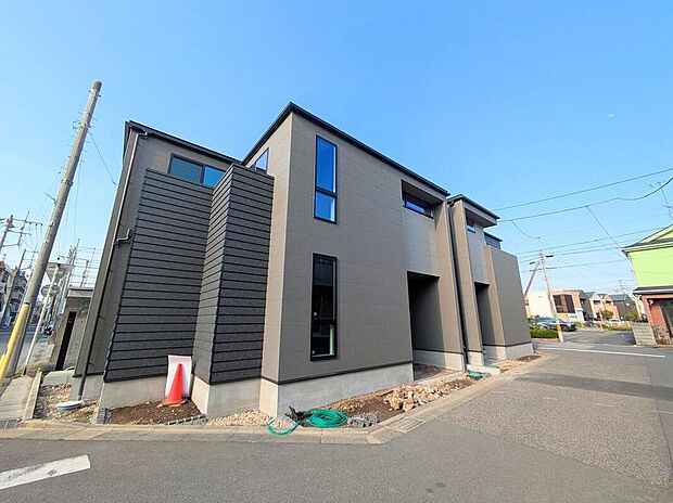 【前面道路含む現地写真】【前面道路6m】
昼夜によって表情を変え、魅せる事を追求した重厚感あるフォルムは、時代の流れに惑わされないカラートーンで雰囲気を演出。絶妙なコントラストで輝きを放ちます。