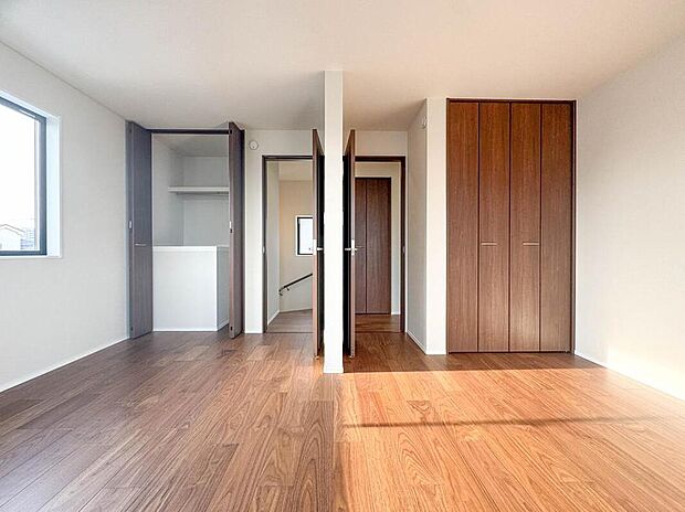 【リビング以外の居室】清潔感あるホワイトの壁紙と温もり溢れるカラーの床材が見事に調和した本邸宅。毎日の生活を少しでも快適に過ごして頂ける様、飽きの来ない雰囲気が大切です。