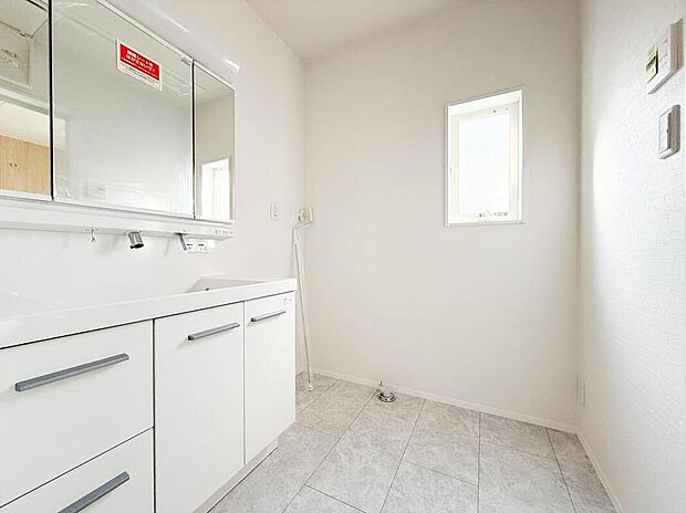 【洗面台・洗面所】清潔感あふれるホワイト基調の洗面室。三面鏡付きの洗面化粧台を採用し、収納力と使い勝手を両立しています。