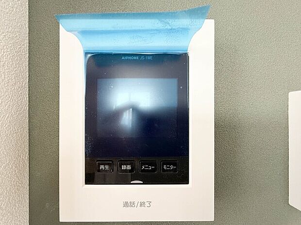 【モニター付きインターホン】「見える安心」をカタチにしました。誰が来てもわかる様にモニター付きインターホンを設置。家事導線を考慮した個所に設置し、防犯性と利便性に優れ快適と安らぎを合わせた優しい設計。