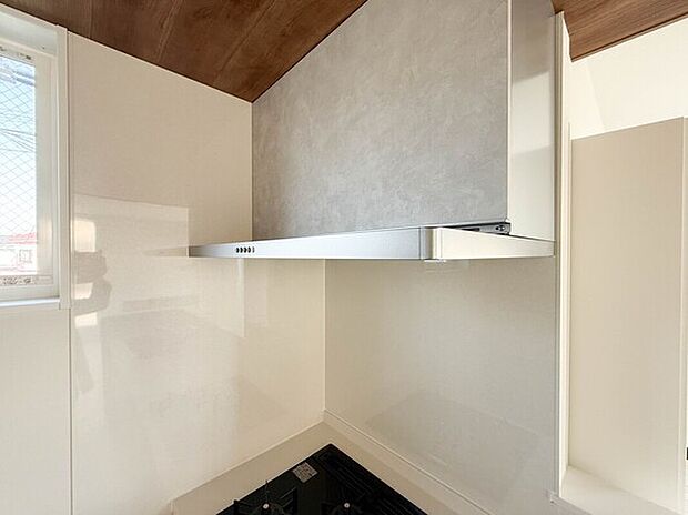 【レンジフード】昨今主流のスリムタイプのレンジフード。そのスタイリッシュな見た目から、インテリアとしても高い人気がある型です。また、スリム型の大きなメリットとして、掃除のしやすさがあります。