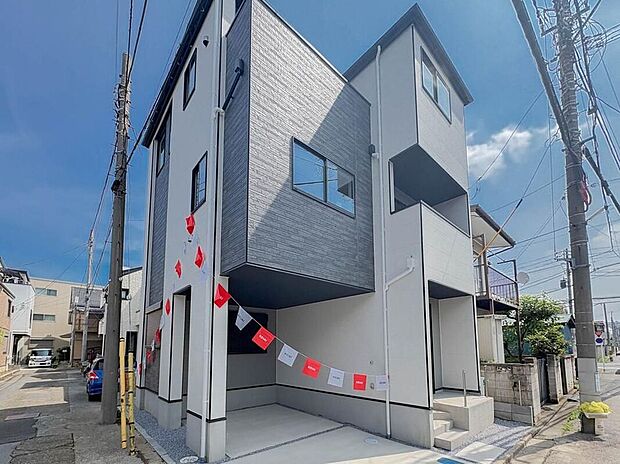 【現地外観写真】住む人を映し出す洗練された佇まいは、いつまでも輝き続けながらいつしか街の風景に溶け込んでいきます。