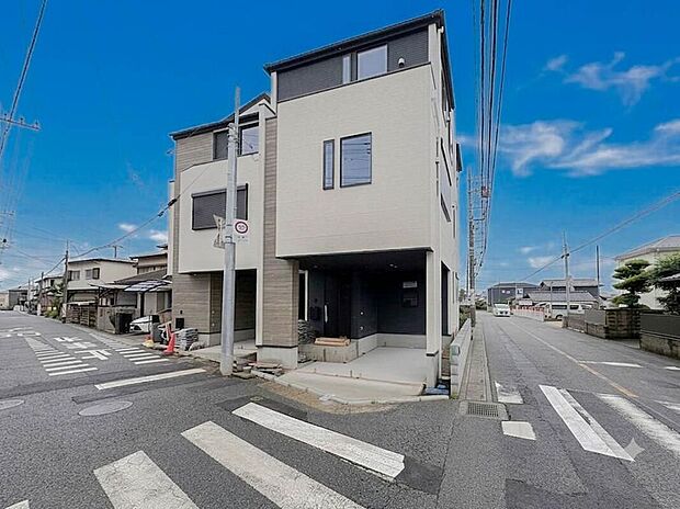 【前面道路含む現地写真】忙しく過ぎゆく日常を置き去るほど、ゆったりした時間が流れる住環境です。『快適』は「家」と「街」と「環境」が調和した時に訪れるのだと改めて感じさせてくれます。