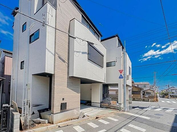 【現地外観写真】一つ屋根の下にそれぞれの暮らしがある。お部屋ぐらいは自分の価値観で自由にしたい。だからこそ、そのベースはシンプルであるべきだと思う。なぜなら、時の流れで人の好みは変わっていくものだから。