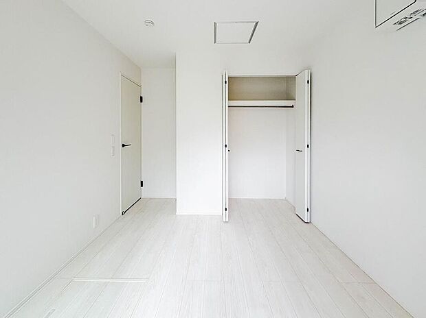 【リビング以外の居室】風の通り道。舞い込んでくる風が優しく躍り、室内に爽やかな空気を運んでくる。そこに季節の息吹を感じて、いまがどんな季節なのかを実感する。