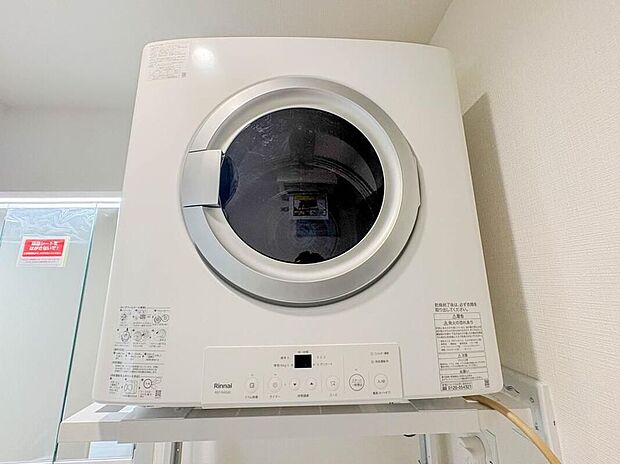 【衣類乾燥機】衣類乾燥機は、外干ししなくて済むならお天気だけでなく花粉・大気汚染も気にせずに済みますし、高温で乾燥させるのでダニも死滅させることができ、死骸はフィルターで濾過されるというありがたい一面も。