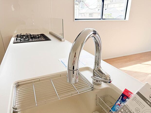【浄水器一体型水栓】クリアな水が毎日使え、見た目にもスマートな浄水器一体型。お米を炊いたりする際には浄水機能をつかうこともできて、人気の商品です。