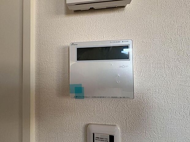 【オートバス】お風呂場と台所に操作リモコンがあり、キッチン近くにある給湯リモコンは、お料理の最中でもリビングで寛いでいるなかでもボタン一つで簡単に沸かせて便利ですね。