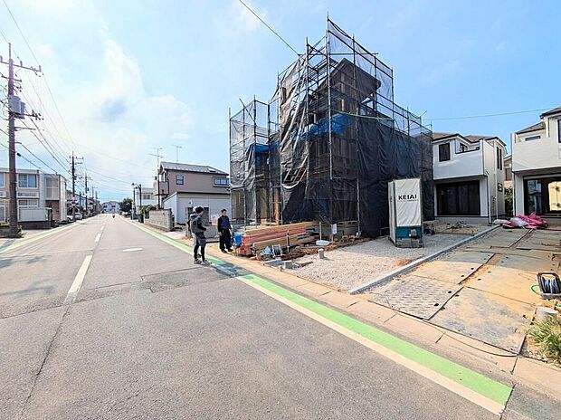 【前面道路含む現地写真】【前面道路8ｍ】街に溶け合う美しい景観を生みだしているにも関わらず、採光や風通しを考えて設計された間取り。近隣との視線を考え、街全体で調整される窓位置。そこに住まうご家族の心地よさを最優先しました。