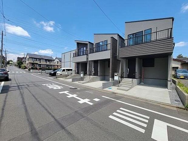 【前面道路含む現地写真】季節感を演出する多彩な樹木と豊かな彩りが重なり、四季折々の変化を楽しめる心地よい場所となることでしょう。時間の経過と共に味わいが出る素敵なリゾート時間を楽しんでください。