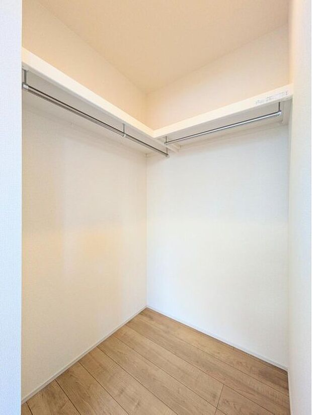 【【WIC】】建物内部の収納には拘りました。少しでも空いているスペースを収納にすることで、無駄のない空間を演出しております。お荷物が多い方にも安心です。是非、現地をご確認ください。