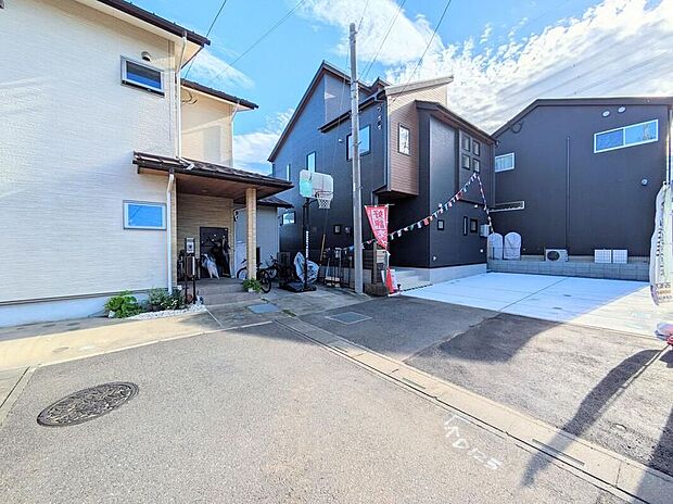 【【前面道路】】方角や時間帯の違いで日当たりがどう変化するか、周辺の道路や学校、お店や道路 の音など、家の中で静かに過ごせるかチェックできるのも、完成済みならでは。
