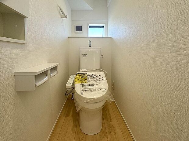【トイレ】清潔感あるクロスと温もり溢れるモダンカラーの床材が見事に調和した本邸宅は、毎日の生活を少しでも快適に過ごして頂ける様に落ち着いた雰囲気作りから行っています。