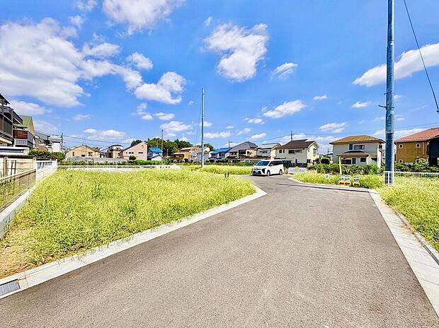 明るい日差しが降り注ぐ閑静な住宅地の現地。広々とした空間で、家族の笑顔あふれる新しい暮らしを始めませんか?
