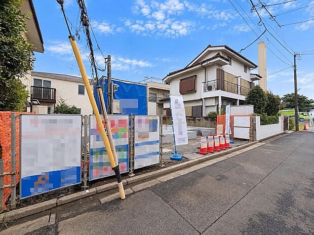 周辺環境と調和した、温もりを感じる外観デザイン。家族の絆を育む、安心の子育て環境が魅力です。※CG加工により晴天にしています。