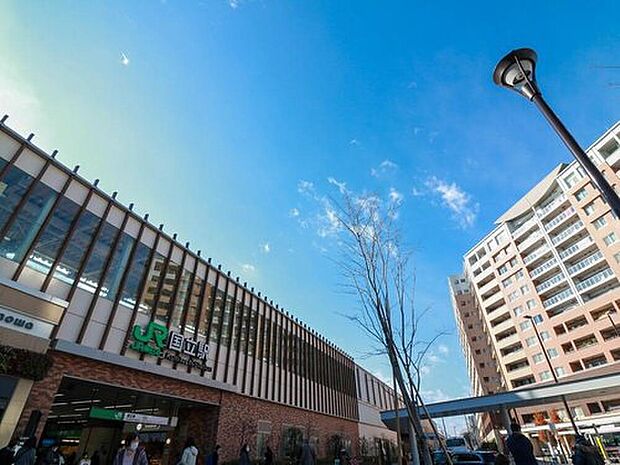 再整備によって生まれ変わった駅前の利便性と、文教都市ならではの落ち着いた街並みが調和するロケーション。