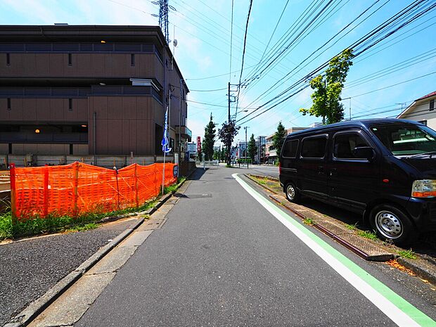 【前面道路含む現地写真】2階リビングだから叶う、明るく開放的な暮らし。