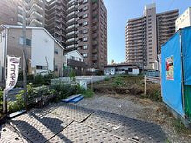 一戸建ての駐車場は車を置くだけでなく、マルチな使い方が可能。空いたスペースを大工道具などのホビー棚や物置場にできるし、車を出せば夏はビニールプールを出して子どもを遊ばせられる。