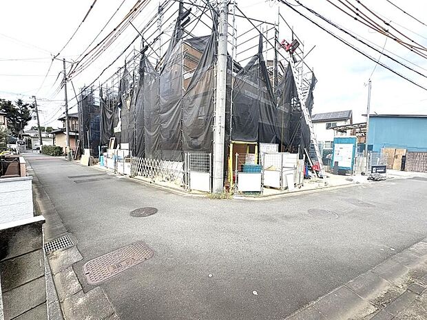 【新築分譲全3棟】是政駅徒歩6分・府中本町駅も徒歩圏の好立地!第一種低層エリアに佇むスタイリッシュな外観デザイン。スーパーやコンビニも近く、生活利便性と落ち着いた住環境を両立した住まいです。