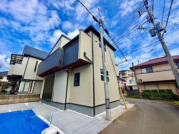 【現地外観写真】北側と東側が道路に面した角地です。カースペースあり(車種による)。前面道路との高低差がほとんどなく、自転車や車の出し入れがスムーズです。