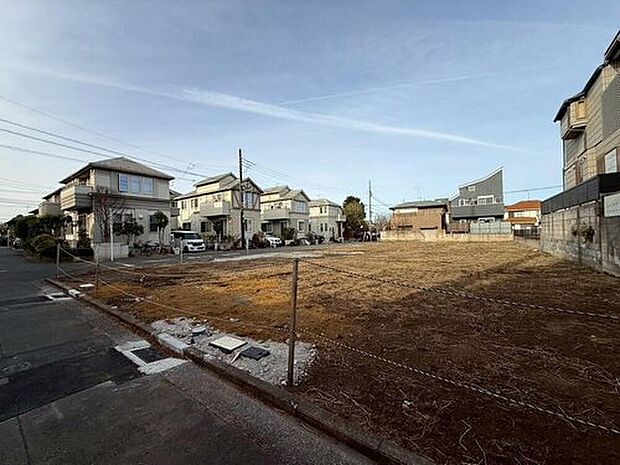 【現地写真】閑静な住宅街に広がる、夢のマイホームを叶える広々とした土地です。家族の笑顔が溢れる未来を、ここから始めませんか。