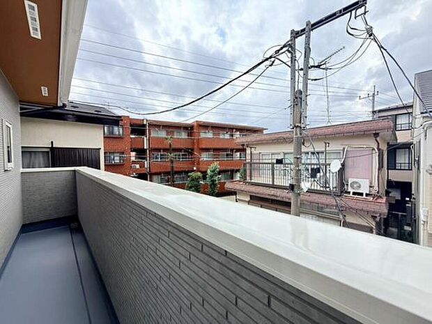 【バルコニー】暖かい陽ざしが差込むバルコニーは、晴れた日には、洗濯物が良く乾きます。また、風通しも良好です。
