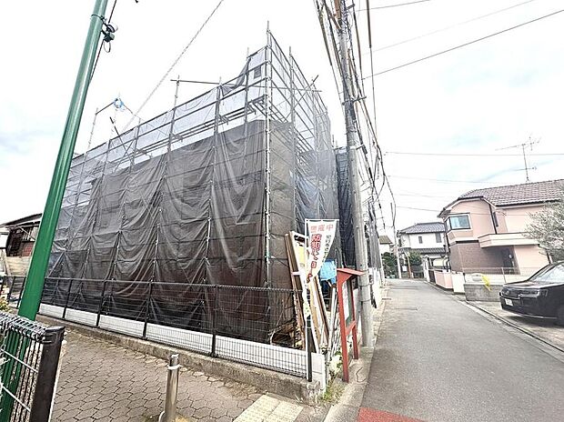 【現地外観写真】西武多摩川線「是政」駅徒歩6分!第一種低層住居専用地域に誕生する新築全3棟です。シックで洗練されたモダンな外観デザインと、周辺に買い物施設が揃う良好な生活環境が魅力の分譲地です。