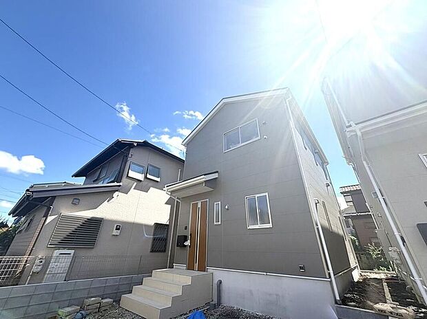 【現地外観写真】住む人を映し出す洗練された佇まいは、いつまでも輝き続けながらいつしか街の風景に溶け込んでいきます。